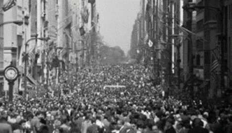Światowy Dzień Ziemi - Tysiące ludzi na Piątej Alei w Nowym Jorku podczas pierwszych obchodów Dnia Ziemi w 1970 roku.